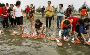 亚齐省以回教徒居多，但当地100多名华裔週日（12月20日）在班达亚齐举行集体悼念会，放河灯及供奉祭品，悼念葬身大海的亡魂。（图：法新社）