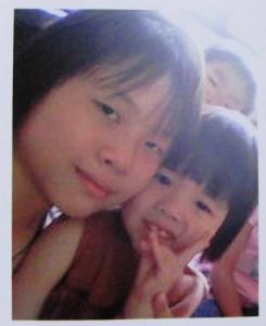 长得秀气的吴佳慧（左）和生前她最疼爱的妹妹合照，此情只待追忆。（图：星洲日报）