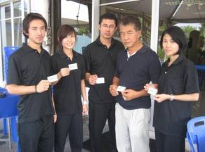 陈美玉的丈夫李礼雁（右2）和子女齐展示两年前一同签下的器官捐赠卡。左起为俊政、慧玲和俊文，右为妙玲。（图：星洲日报）