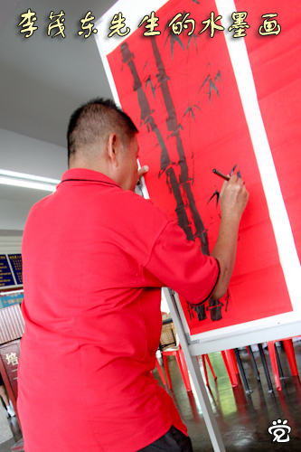 李茂东先生在培二小学现场画竹