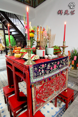 The Bai Tian Gong table setup of the first Baba-and-Nyonya family