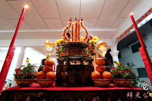 The beautiful offering on the hexagonal wooden box in the center is called Chanab and is usually made from papaya and preserved cherries.