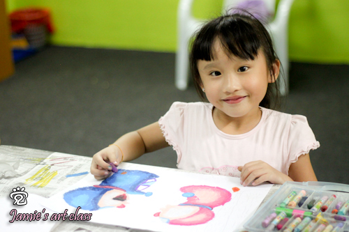 Little Xuan was happily painting her Doraemon