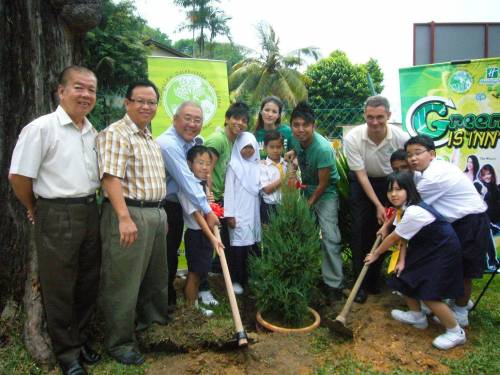 “GREEN IS‘INN’”植树活动首在培三小学举行，从小灌输保护地球理念，共同营造未来美好的生活环境。（图：星洲日报） 