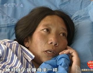 玉树地震灾民藏族妈妈
