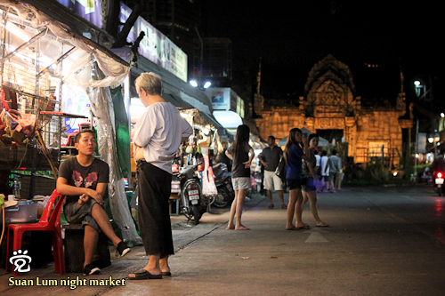 Arriving at the Suan Lum night market