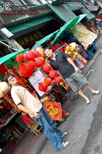 Meng-Hong (left) and Wee-Peng at a Chinese lanterns stall in the Chinatown of Bangkok.