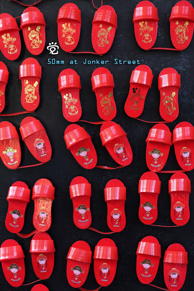 souvenir magnets of traditional Chinese clogs