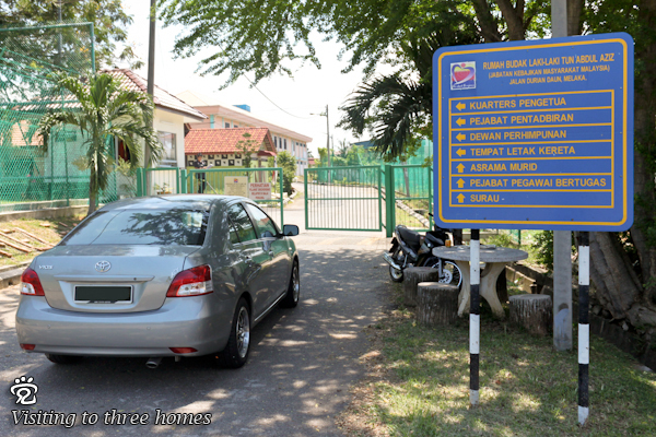 arrival at the gate of Rumah Budak Laki-Laki Tun Abdul Aziz (boys home)