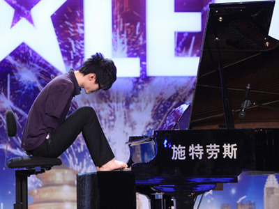 Liu Wei playing the piano with his toes (photo from http://english.cri.cn/)