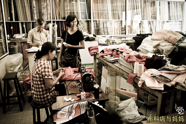与妈妈（穿黑衣）到Jalan Kampung Pantai的一间布料店。照片里的另外两位是老板和老板娘。除此，还可以看到怀旧的车衣机。