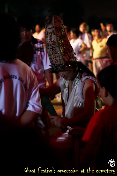 medium of Da Ye Bo (Xie Bi-An) giving blessing and cleansing to the devotees. The words '一见大吉' (one glimpse, great felicity) can be seen on his hat