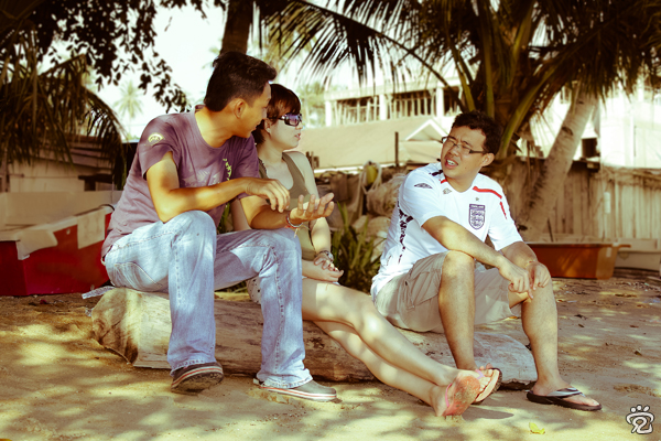 friends resting under the trees, from left: Kok-Liang, Tracy and Wee-Peng