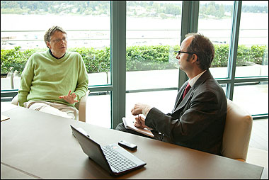 Chat ... Bill Gates and Sun man Oliver in Seattle (photo credit: Melissa O'Hearn)