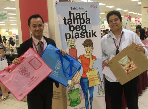 沙拉胡丁（左）及法芝雅展示配合无胶袋日而提供的3款免费环保袋。（图：星洲日报）