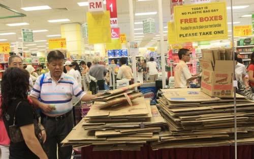 MO02T12 现场提供免费纸盒,供顾客盛装所购买的物品。(图:星洲日报)