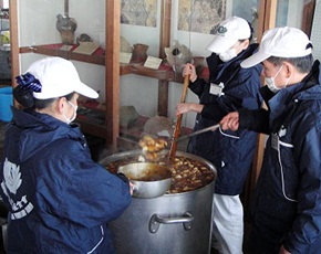 Tzu Chi volunteers provide hot meals for the second day. (Photo by Hsiao Chi-jen; date: 03/17/2011; location: Oarai, Ibaraki prefecture, Japan) 