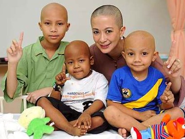 Personal sacrifice: Lorna posing for a photo with children undergoing cancer treatment at the Sarawak General Hospital in Kuching yesterday after she shaved her head for the Sarawak Children’s Cancer Society’s Go Bald campaign. In an exclusive interview with ‘The Star’ on page S3, Lorna said going bald was a life-changing experience. (Photo courtesy of C M Leong)