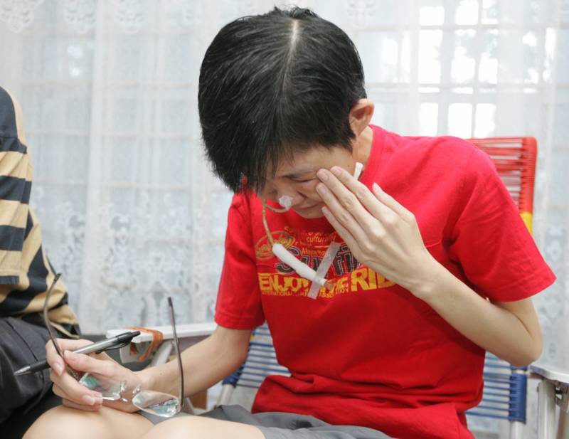 “以前很多人说，我选择他是一个错误的选择。现在很多朋友说，他应该是我这一生最正確的选择。”曾佩仪提及丈夫对她的不离不弃时，再也忍不住哭了。 （图：星洲日报）