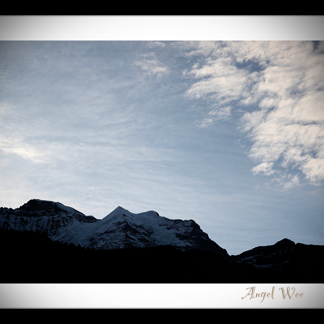 早晨，沿途从因特拉肯（Interlaken）去劳特布龙嫩（Lauterbrunnen）的窗外风景。