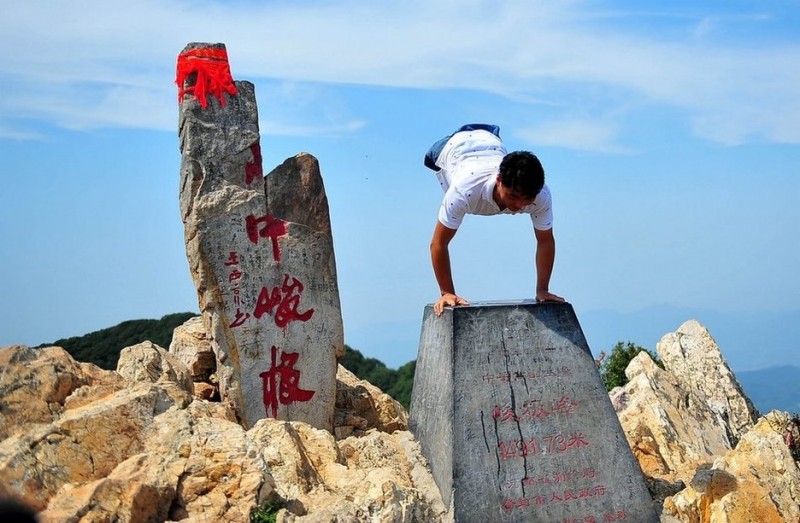 7月12日，陈州在嵩山峻极峰顶庆祝。当日，来自山东苍山的“无腿铁臂汉”陈州历经7小时艰苦攀登，仅凭两个方形小木箱和双臂登上了海拔1491.73米的中岳嵩山峻极峰，完成了攀登“五岳”计划中的第二座著名山峰。