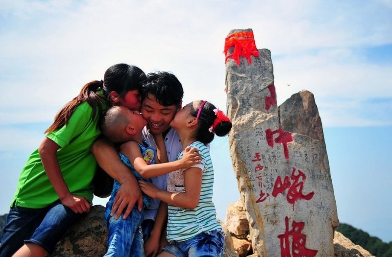 一直伴随陈州攀登的家人在峰顶拥抱庆祝。