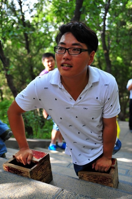 陈州在攀登嵩山。