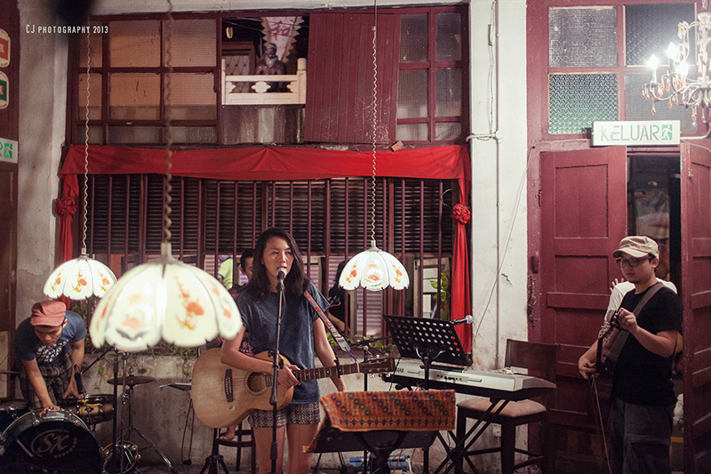 Night cheering up by our Malaccan artist, Aki (in the middle)