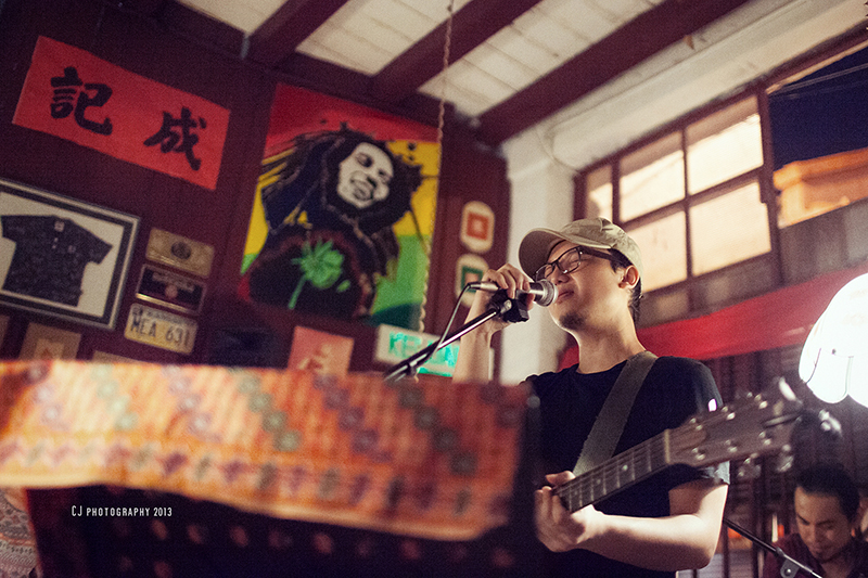 just love Keith's voice and the band Platform Eleven (十一号月台)'s play