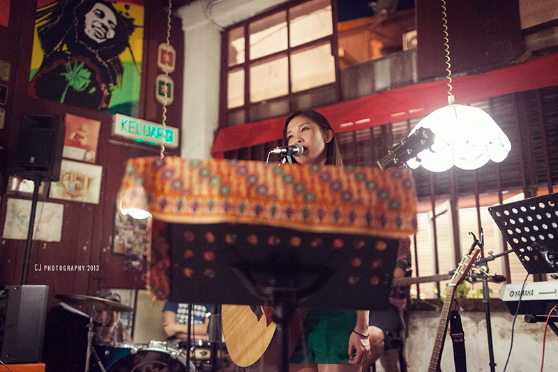 Anna Chong (莊启馨) singing with deep emotion
