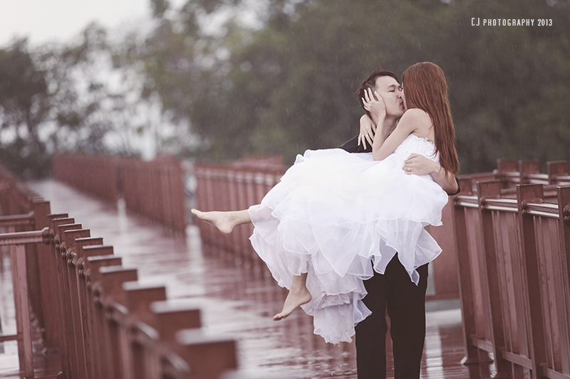 prewedding in the rain