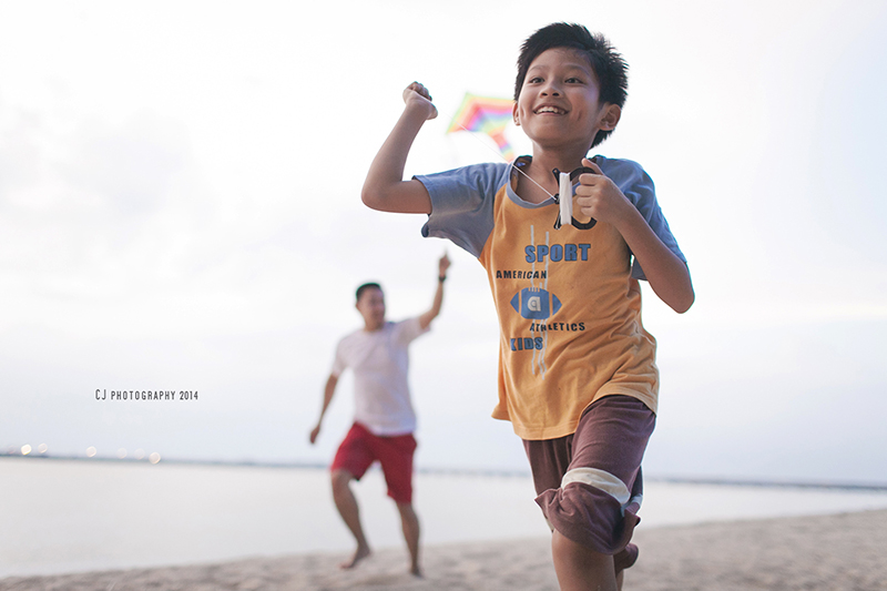 kite flying family portrait in Klebang Beach Melaka, Malaysia