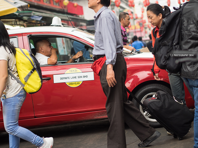 Street photography at Petaling Street with Olympus OM-D E-M1 and 45mm (90mm equiv) lens