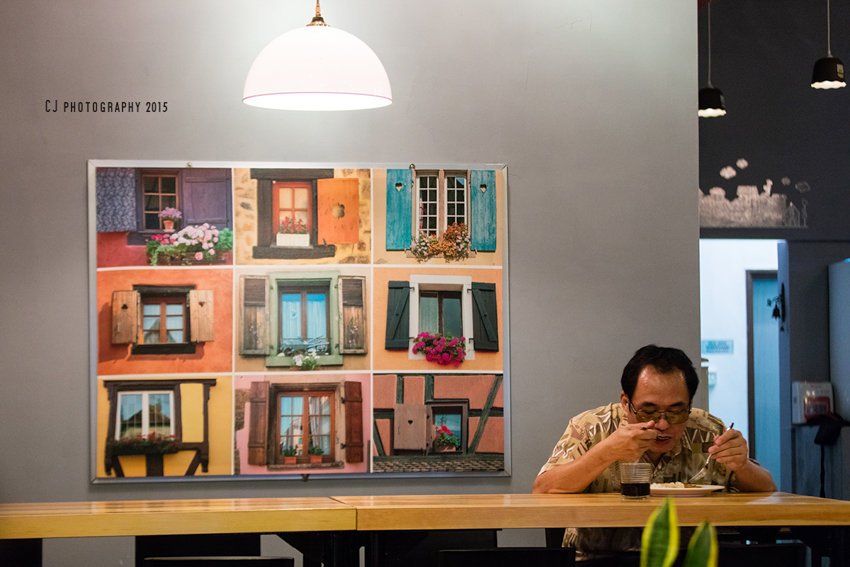 Kind uncle at Hideout Coffee (shot with Canon EOS 5DS R and Canon EF 70-200mm f/2.8L IS II USM)