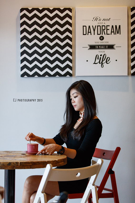 Vna with her coffee (shot with Canon EOS 5DS R and Canon EF 70-200mm f/2.8L IS II USM)