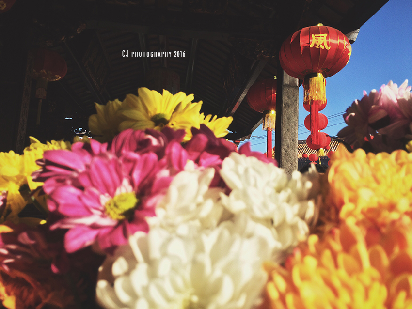 Morning prayer at Cheng Hoon Teng Temple (iPhonegraphy)