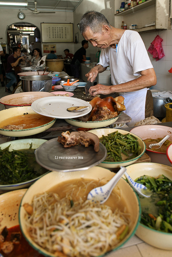 Uncle Lim, the second generation of Long Fatt Teochew Porridge (隆发潮州粥) family business, on the last day of its business