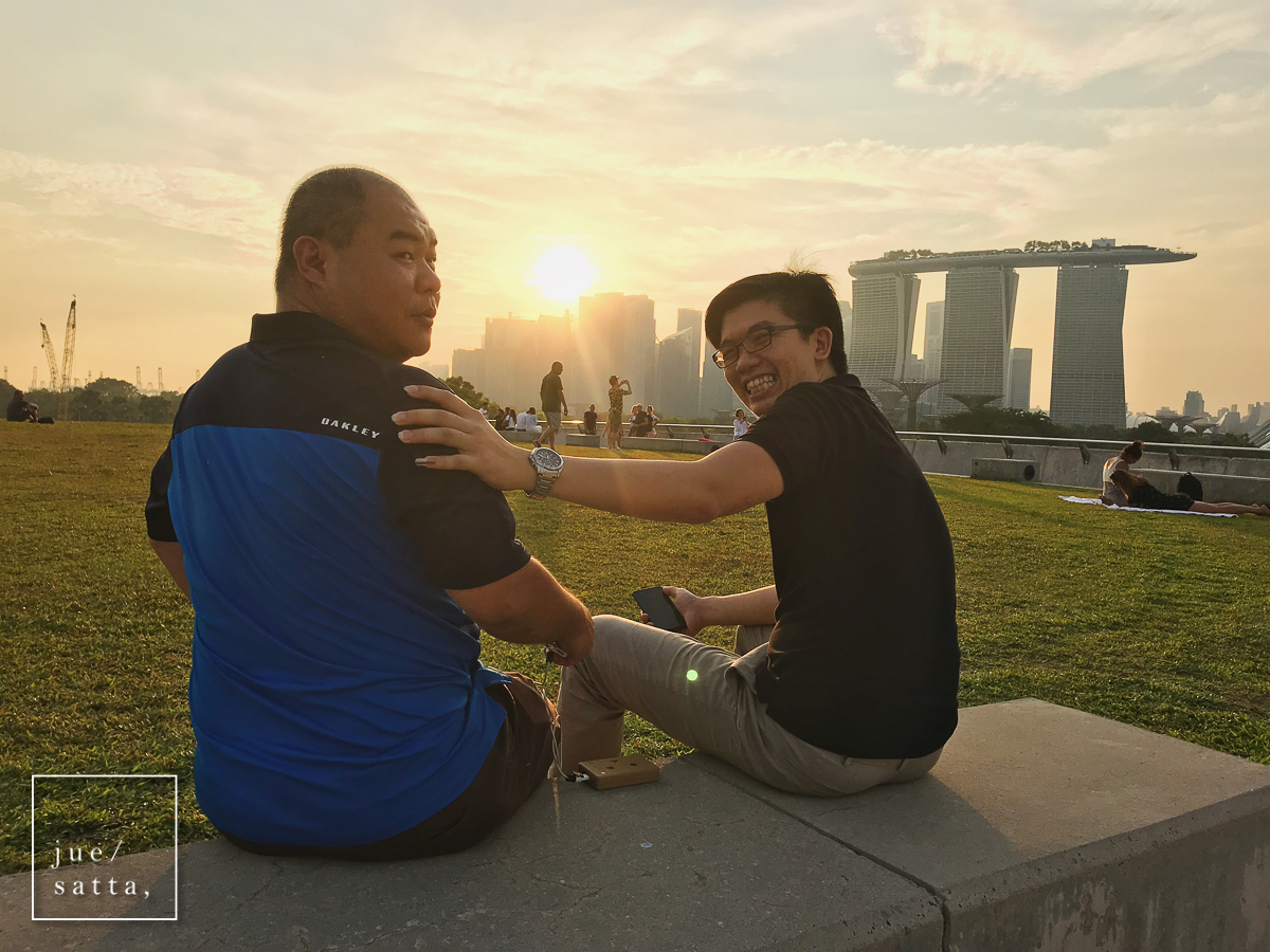 Henry (left) and Koh Yiaw enjoying sunset at the rooftop park of Marina Barrage (iPhonegraphy)