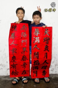 小朋友耀坤（右边）和嘉彬，都写了一手好字