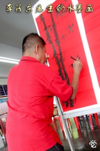 李茂东先生在培二小学现场画竹