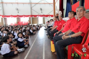 平民小学的礼堂里坐满了师生和书法家。右起为邢福兴先生、李茂东先生、宋群礼先生、戴桂珠女士和林国安先生。
