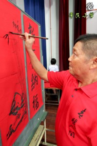 李茂东先生全神贯注的画竹。