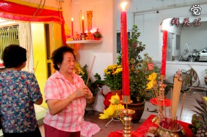 One of Jason's aunties was praying and praising the blessing of Tian Gong
