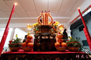 The beautiful offering on the hexagonal wooden box in the center is called Chanab and is usually made from papaya and preserved cherries.