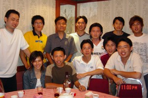 永远怀念的Victor（右边上排第三个穿Siemens白衣的）与朋友们在05年农历新年的聚餐