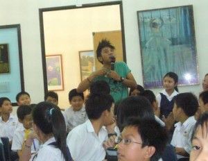Baki走入学生群中和大家互动，轻鬆交流。（图：星洲日报）