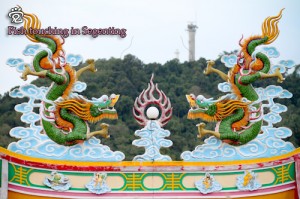 Sculptures of the two dragon on the roof of the temple