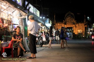 Arriving at the Suan Lum night market