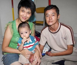 杨玉权和刘佩妮看到儿子乐行健康成长，心里既感恩又感动！（图：星洲日报）