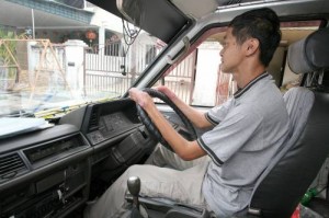 杨玉权驾驶好心人捐赠的客货车，四处去回收环保品。（图：星洲日报）